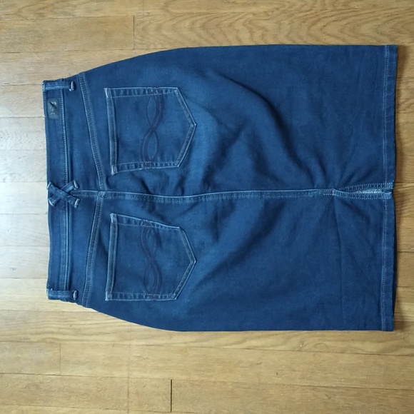 Amazon best seller Lee Women's Relaxed Fit Skirt, dark denim, size 6-8 - Picture 5 of 7